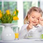 Как научить ребенка правильно держать ложку и кушать самостоятельно: рекомендации доктора Комаровского