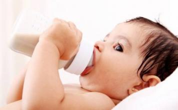 Почему новорожденные дети срыгивают молоко или смесь (часто и много)
